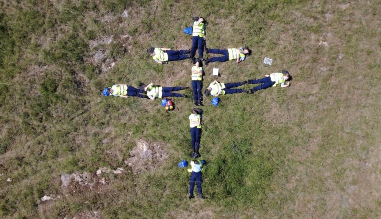 Vue aérienne de la croix de Lorraine formée par les cadets sur la chaume de Mancey