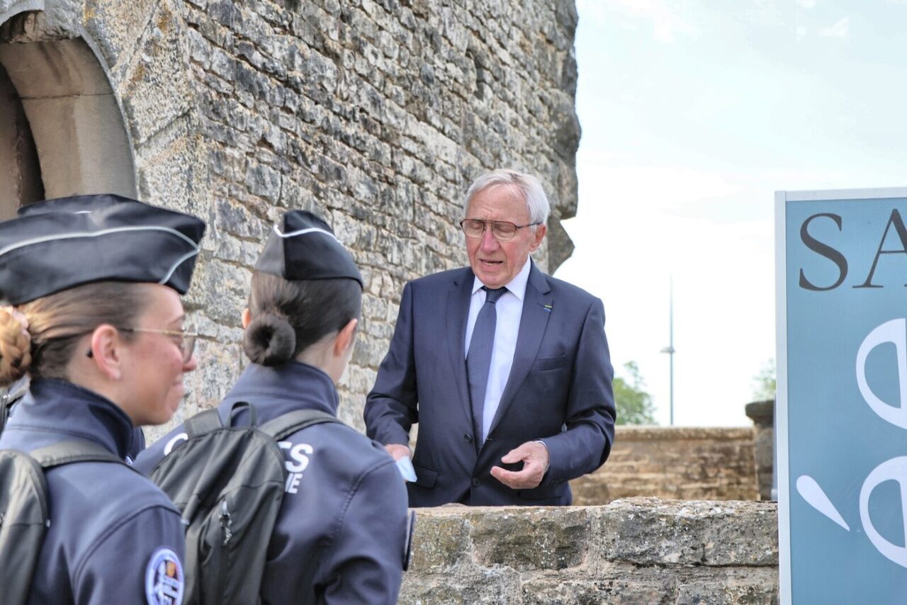 Cadets sur le parking de la mairie de Sennecey-le-Grand